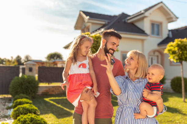 Familia recibiendo llaves de su nueva casa con subsidio Mi Casa Ya en Colombia